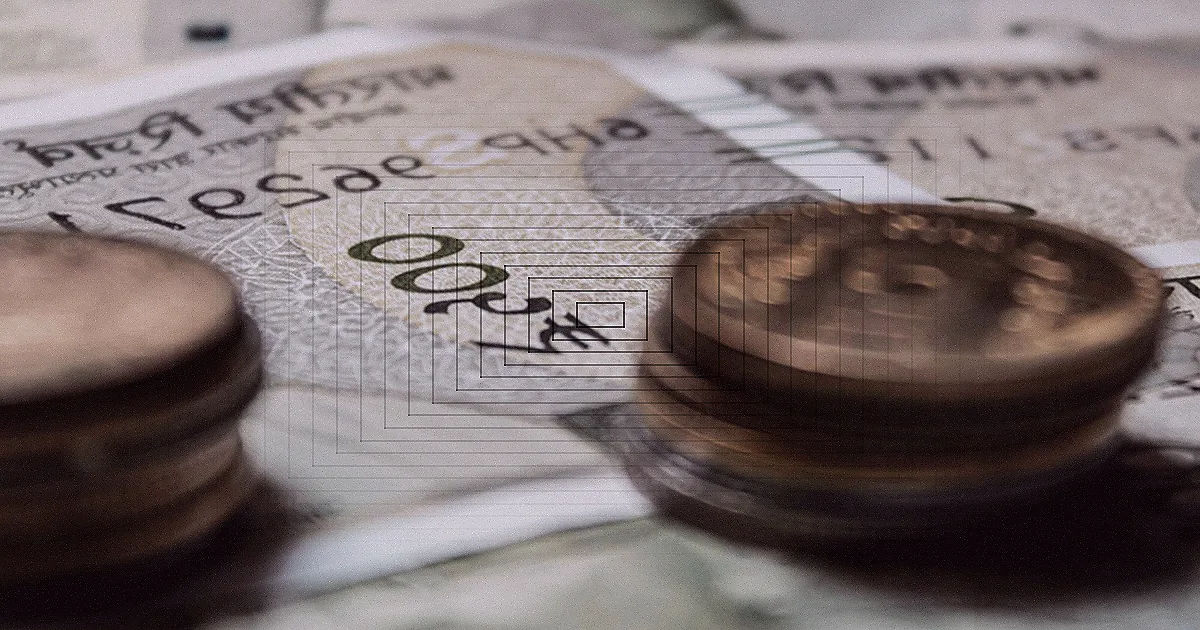A close-up image of euro banknotes in various denominations spread out, showcasing currency details. — Foto: Ivan Vi / Pexels