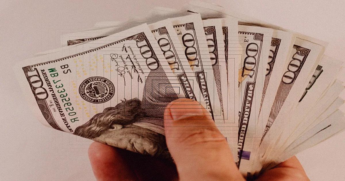 High-speed capture of a piggy bank shattering with coins scattering in mid-air. — Foto: Dovis / Pexels