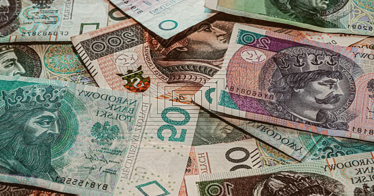 Wooden scrabble tiles arrange to spell 'Food Inflation' on a rustic wooden surface, conceptually depicting rising food prices. — Foto: Markus Winkler / Pexels